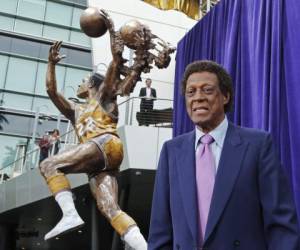 Elgin Baylor posa frente a una estatua en su honor frente a la arena Staples Center de Los Ángeles, el viernes 6 de abril de 2018. Foto: AP