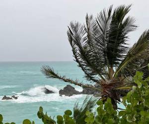 Las autoridades de Bermudas pidieron a los habitantes que permanecieran en sus casas mientras los fuertes vientos azotaban el territorio británico con ráfagas de más de 160 km/h.