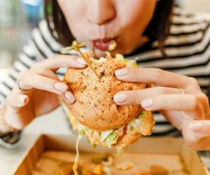 Al comer rápido, el cerebro no tiene el lapso suficiente para indicarle al estómago que está lleno.