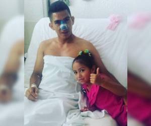 Irvin Reyna, volante de Motagua, posa en el hospital junto a su pequeña hija (Foto: Facebook)