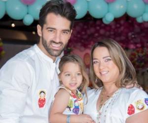 Toni Costa y Adamari López junto a su hija Alaïa el día de su cumpleaños.