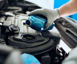 Aún los aceites sintéticos de última generación deben reponerse a intervalos frecuentes debido a los contaminantes ambientales y las impurezas de nuestros combustibles.