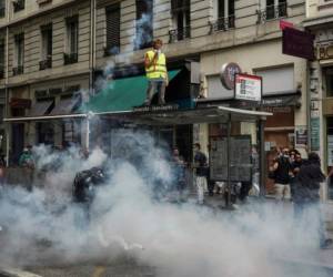 Tres oficiales resultaron heridos, de acuerdo con la policía al ser citada por medios locales. Cuando la marcha llegó a La Bastilla, la policía usó cañones de agua contra laos manifestantes.