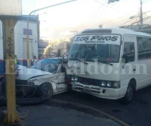 El bus con número 088, placa AAS 6684, impactó con una unidad de Taxi número 445. Foto: StalinIrías/ElHeraldo