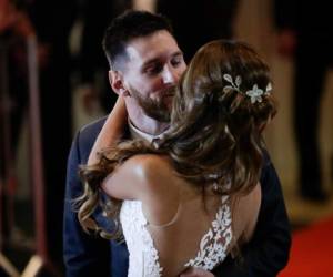 Leo Messi y Antonella Rocuzzo durante su boda en Rosario, Argentina, el pasado de junio. (Fotos: AFP)