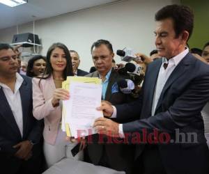 El dirigente Salvador Nasralla presentó solicitud de inscripción del Partido Salvador de Honduras.