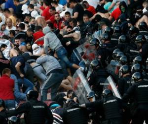 La UEFA tomará medidas solamente en torno a la violencia ocurrida dentro del estadio en Marsella. Foto: AP