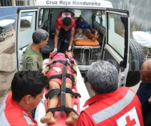 Cuerpos de socorro trasladaron a los 14 heridos hasta el Hospital Escuela Universitario. (Fotos: Mario Urrutia / EL HERALDO)