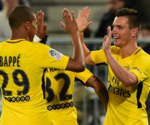 El centrocampista argentino del París Saint-Germain, Giovanni Lo Celso, celebra con su compañero de equipo, el delantero francés Kylian Mbappé. Foto AFP