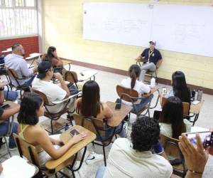 En un recorrido por los pasillos universitarios, el rector Odir Fernández evidenció como algunos docentes no llegan a las aulas a impartir las clases por las cuales son contratados.