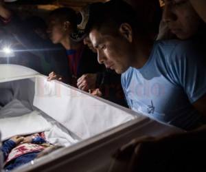 Familiares despiden a Jakelin Caal Maquin, de 7 años, durante el velorio en casa de sus abuelos en San Antonio Secortez, Guatemala, el lunes 24 de diciembre de 2018.