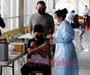 Los padres deben acompañar a sus hijos a vacunarse y llevar la partida de nacimiento. Foto: David Romero/El Heraldo