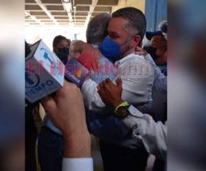 Así fue el abrazo entre 'Papi a la orden' y su precandidato a alcalde. Foto: Silvia Pérez/ EL HERALDO