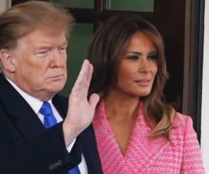 El presidente de Estados Unidos Donald Trump y la primera dama, Melania Trump, quien reapareció con un abrigo después de varios días lejos de las cámaras. Foto: agencia AFP