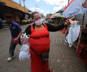 A nurse in PPE (personal protective equipment) attends an elderly woman at the emergency room of the Social Security Institute of Honduras, during the pandemic of the novel coronavirus, COVID-19, in Tegucigalpa, on April 1, 2020. - The World Health Organization said Wednesday it was concerned about the recent 'rapid escalation' and global spread of the new coronavirus pandemic. (Photo by Orlando SIERRA / AFP)