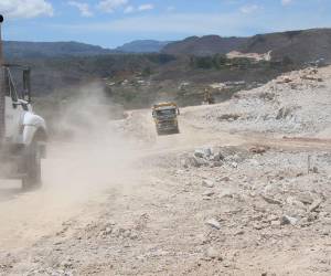 El proyecto vial hacia la CA-5 Sur avanza lentamente por obstáculos en la liberación de tierras y dificultades para el ingreso de maquinaria.