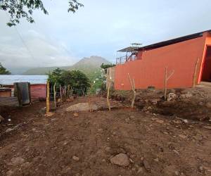 Meses después de que la Alcaldía habilitara una calle para facilitar el acceso a varias familias de Monte de los Olivos, los vecinos denuncian que el paso fue cercado y solicitan una solución.