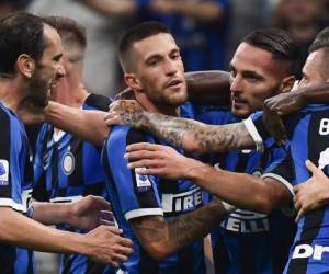 El defensa italiano del Inter de Milán, Danilo D'Ambrosio celebra con el defensor uruguayo del Inter de Milán, Diego Godin, el defensor italiano del Inter, Cristiano Biraghi, y el defensor croata del Inter de Milán, Marcelo Brozovic, después de abrir el marcador durante el partido de fútbol de la Serie A italiana Inter vs Lazio en 25 de septiembre de 2019 en el estadio San Siro de Milán. Fotos: Agencia AFP.