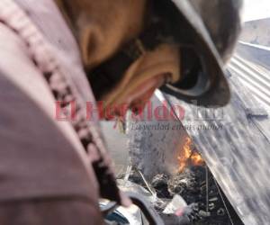 Al lugar llegó una unidad del cuerpo de bomberos para sofocar las llamas y evitar que el fuego siguiera propagándose. FOTO: Estalin Irías| EL HERALDO