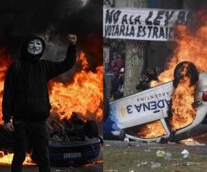 En medio del gas lacrimógeno lanzado por los policiales, manifestantes muestran su descontento ante el paquete de reformas. Desde el Congreso de Argentina se debate la Ley Bases de Milei, quien no ha logrado respaldo legislativo.