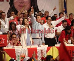 Salvador Nasralla finalmente llegó a la asamblea junto a su esposa Iroshka Elvir. (Foto: Marvin Salgado/ El Heraldo Honduras)
