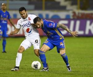 Marvin Monterrosa compite por el balón con el jugador de los Tigres de México, Andre Gignac durante su fútbol de la Liga CONCACAF. Foto: AFP.