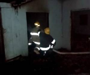 Hasta el momento se desconoce la causa del incendio dentro de la vivienda que fue consumida por las llamas. Foto: Cortesía Cuerpo de Bomberos.