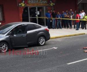 Las víctimas iban a bordo de un carro tipo turismo, al que los asesinos aparentemente inmovilizaron disparando a las llantas frontales.