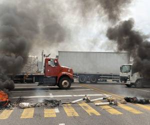 Maestros denunciaron agresiones armadas durante protestas en Villa de Mitla, Oaxaca.