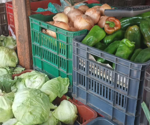 Las cajas de legumbres y verduras aumentaron sus precios casi en un 100%; se están vendiendo al doble de lo habitual, dicen negociantes.