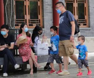 La Universidad John Hopkins registró el jueves un récord diario de 252,500 nuevos contagios, y una cifra ligeramente menor de 233,400 el sábado. AP.