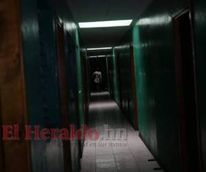 El cuerpo del hombre quedó tentido sobre la cama de la habitación que había alquilado la noche anterior. FOTOS: Estalin Irías/EL HERALDO