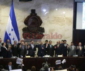 Momento en que Mauricio Oliva y demás miembros de la junta directiva son juramentados. (Foto: David Romero/ El Heraldo Honduras/ Noticias Honduras hoy)