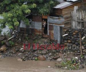 Las personas que viven en las riberas de los ríos se alarman con la llegada de las lluvias. Foto: Johny Magallanes