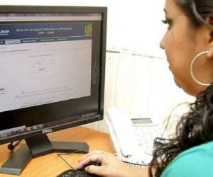Estudiante universitaria ingresando a la plataforma digital de registro para matrícular sus clases.