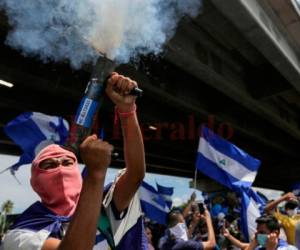 Un hombre de la oposición en Nicaragua dispara una chimba de gas durante una manifestación en Managua. Foto: Agencia AFP