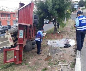 El cuerpo de la víctima quedó tirado en la mediana. Foto Estalin Irías/EL HERALDO