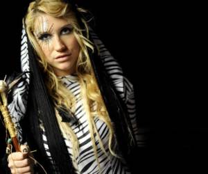 KESHA. La cantante recibió dientes de sus fanáticos, con los que decidió hacer un collar.