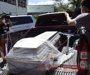 Momento en que finalmente los restos del señor Oscar Aguilera salían de la morgue del Hospital Escuela hacia su última morada en Talanga. Foto: Estalin Irías/El Heraldo.
