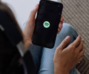 Reciben pagos de Spotify -la mayor plataforma de música digital del mundo- y consiguen lavar el dinero de sus actividades ilícitas.