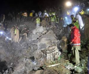 'En vista de la forma en la que se estrelló el avión y se desintegró en pedazos, no hay ninguna posibilidad de encontrar supervivientes' entre los pasajeros dijeron las autoridades. Foto: AFP
