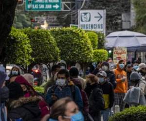 En la capital se han registrado largas filas de personas que buscan hacerse una prueba de antígenos o PCR para detectar la enfermedad desde inicio de año, aunque las hospitalizaciones se han mantenido contenidas.