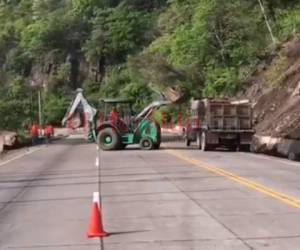 Un tramo de la carretera que de Tegucigalpa conduce al sur de Honduras se encuentra bloqueda. Foto: EL HERALDO