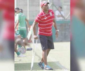 El DT Carlos Pavón dirige en muletas durante el amistoso.