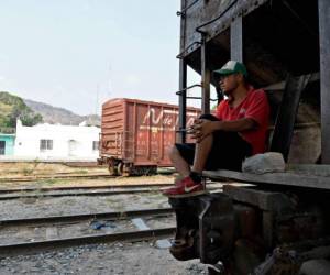 A Central American migrant rests on a train in Arriaga, Chiapas, Mexico on April 26, 2019. - Central American migrants at a detention center in southern Mexico protested against their captivity on Friday, a day after an escape involving around 1,300 mostly Cuban inmates. Since October, tens thousands of Central Americans and Cubans have traversed Mexico in so-called 'caravans' in the hope of obtaining sanctuary in the United States. (Photo by ALFREDO ESTRELLA / AFP)