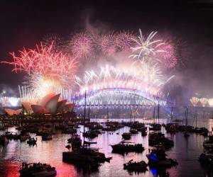 Los fuegos artificiales iluminan el cielo sobre el puerto de Sídney para recibir el Año Nuevo 2026.