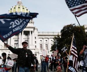 Actualmente el candidato demócrata, Joe Biden, tiene entre 253 y 264 votos -una diferencia debido a la incertidumbre de los resultados en Arizona- y el presidente Donald Trump 214.