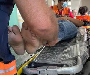 Al menos 10 personas resultaron heridas este lunes -1 de junio- en la tragedia suscitada en la colonia Villa Nueva cuando una volqueta se estrelló contra un negocio. Hasta el momento se reportan cinco muertos, mientras que los heridos fueron trasladados al Hospital Escuela.
