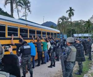 Los privados de libertad fueron sometidos a estrictos controles de seguridad antes del traslado.