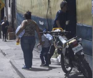 Los peatones se encuentran a diario con el obstáculo de vehículos y motocicletas estacionados en las aceras. Foto: Alejandro Amador